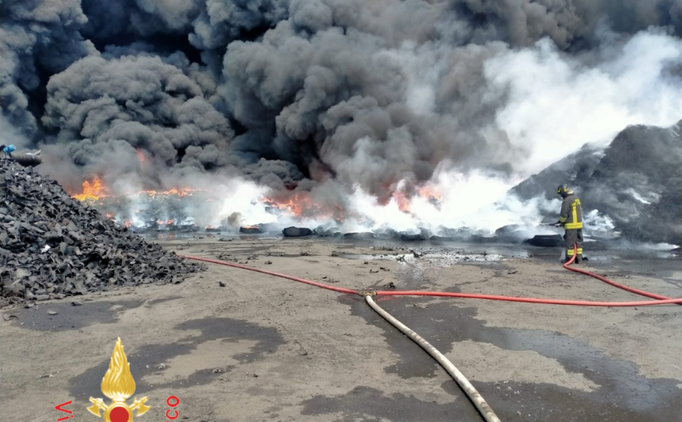 vasto incendio pneumatici