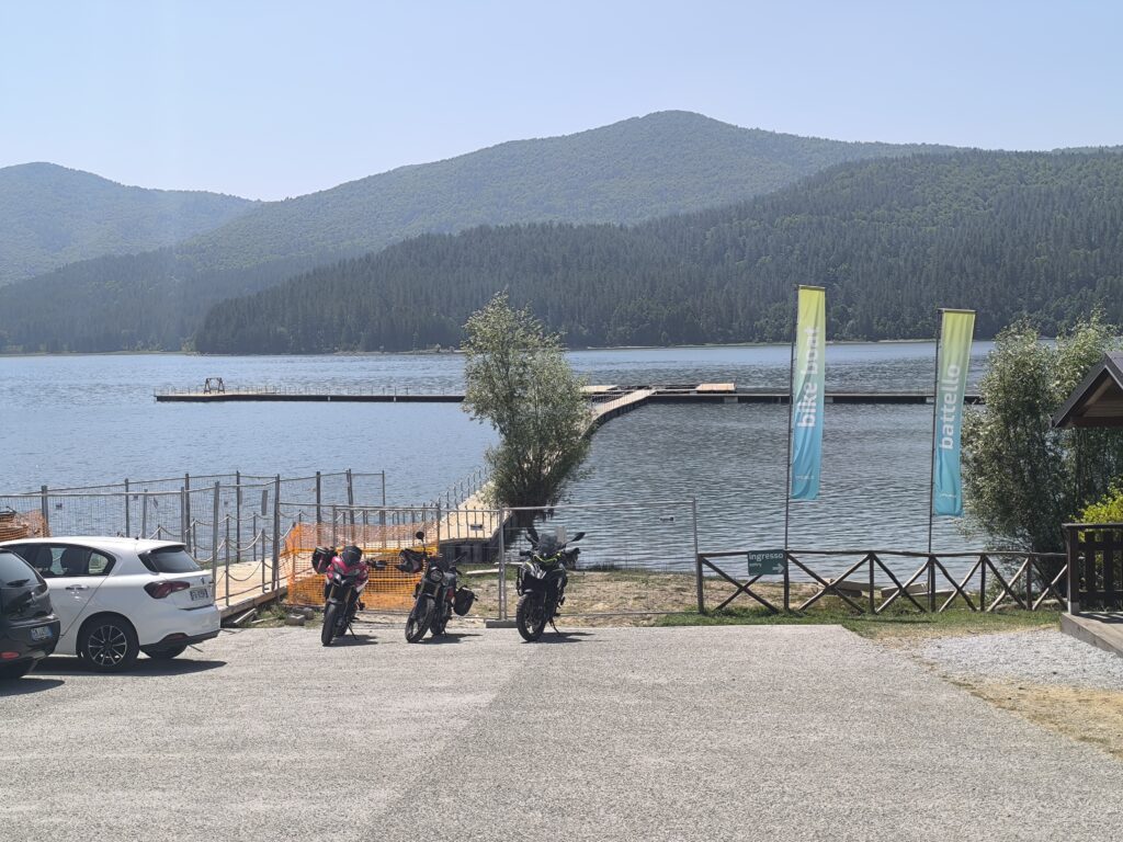 Lorica: lungolago e pontile ancora chiusi. Turisti delusi nel pieno dell'estate