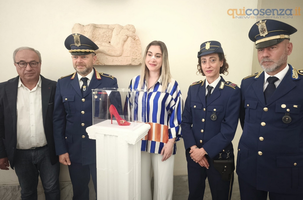 Cosenza: una "scarpetta rossa" al Palazzo della Provincia, un simbolo contro la violenza alle donne 54 3scarpettarossa