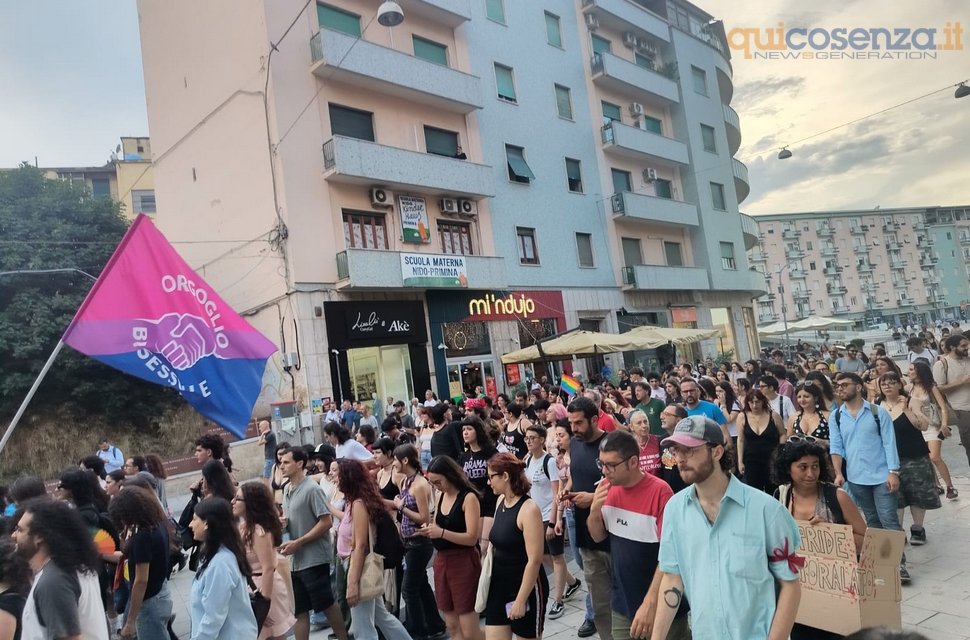 "Natru Pride", il corteo attraversa Cosenza: «un percorso di sensibilizzazione sui diritti nato dal basso» 54 Cosenza Natru Pride