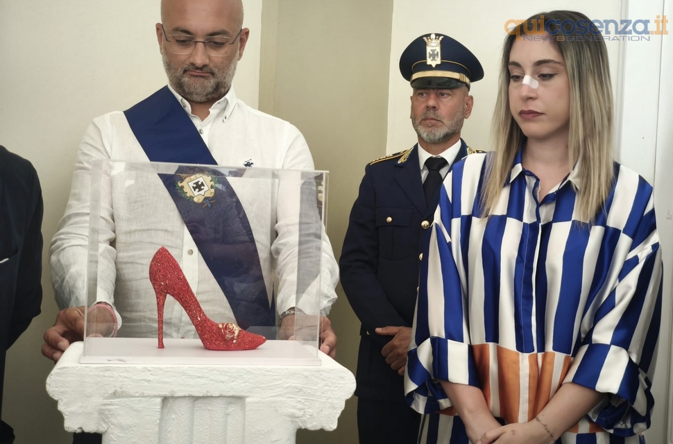 Cosenza: una "scarpetta rossa" al Palazzo della Provincia, un simbolo contro la violenza alle donne 53 scarpetta rossa 02