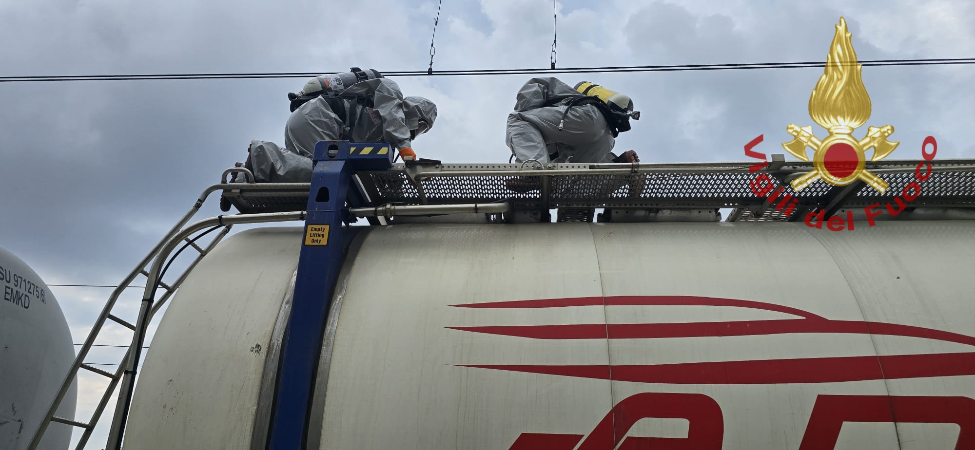 Paura alla stazione di Fuscaldo: cisterna con acido solforico si apre su un treno merci 52 stazione-fuscaldo-acido-solforico-cisterna 01