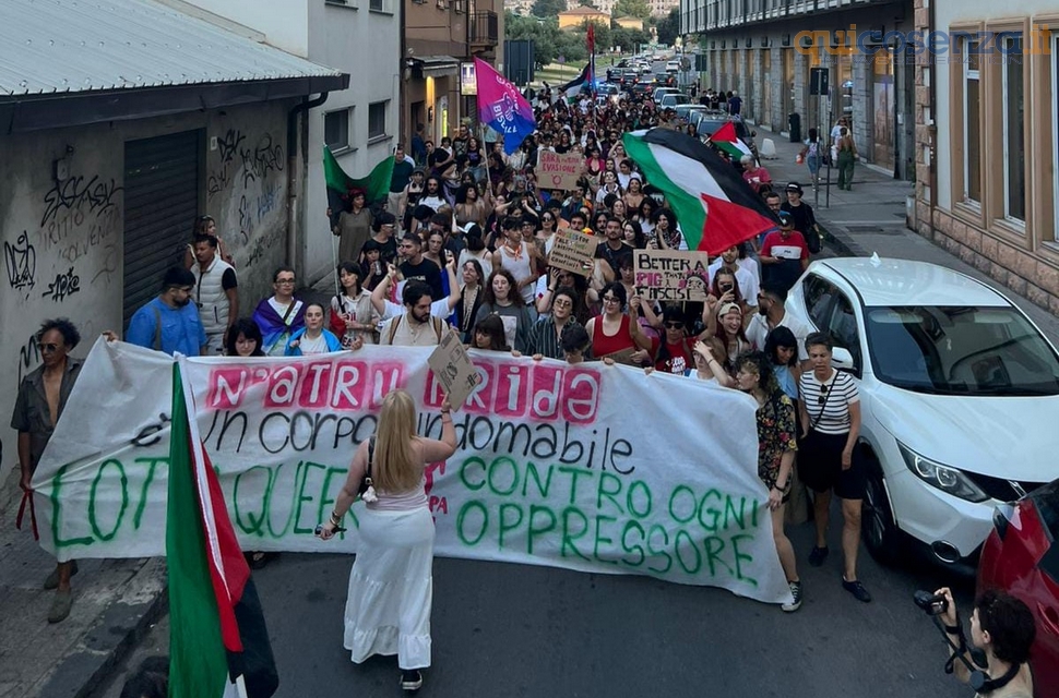 "Natru Pride", il corteo attraversa Cosenza: «un percorso di sensibilizzazione sui diritti nato dal basso» 52 Cosenza Natru Pride