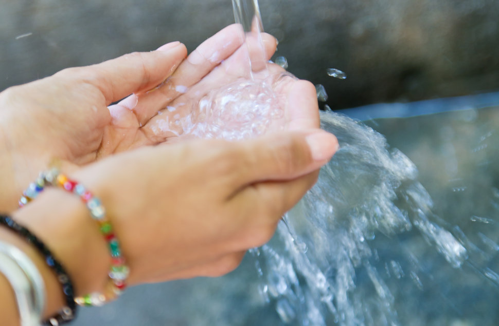 Dal Pollino alla Sila uno straordinario patrimonio di oltre 115 sorgenti d'acqua. L’oro blu delle Calabria è sotto i nostri piedi 53 Acqua mani