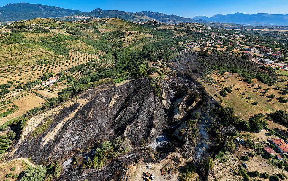 Incendio ad Altomonte, notte di fiamme e paura: fuoco vicino le abitazioni, rione salvato dai soccorsi 52 INcendio Antomonte