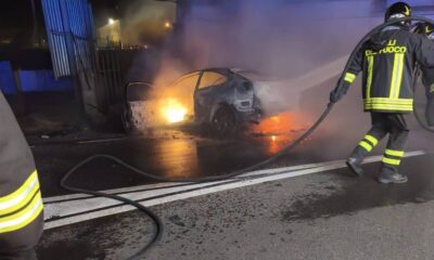 Auto impatta e prende fuoco - Catanzaro - Viale Magna Graecia 01