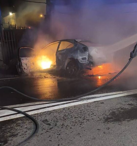 Auto impatta e prende fuoco - Catanzaro - Viale Magna Graecia 01