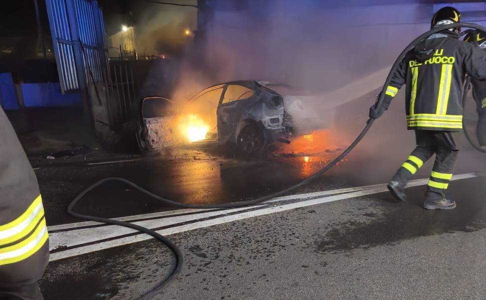 Auto impatta e prende fuoco - Catanzaro - Viale Magna Graecia 01