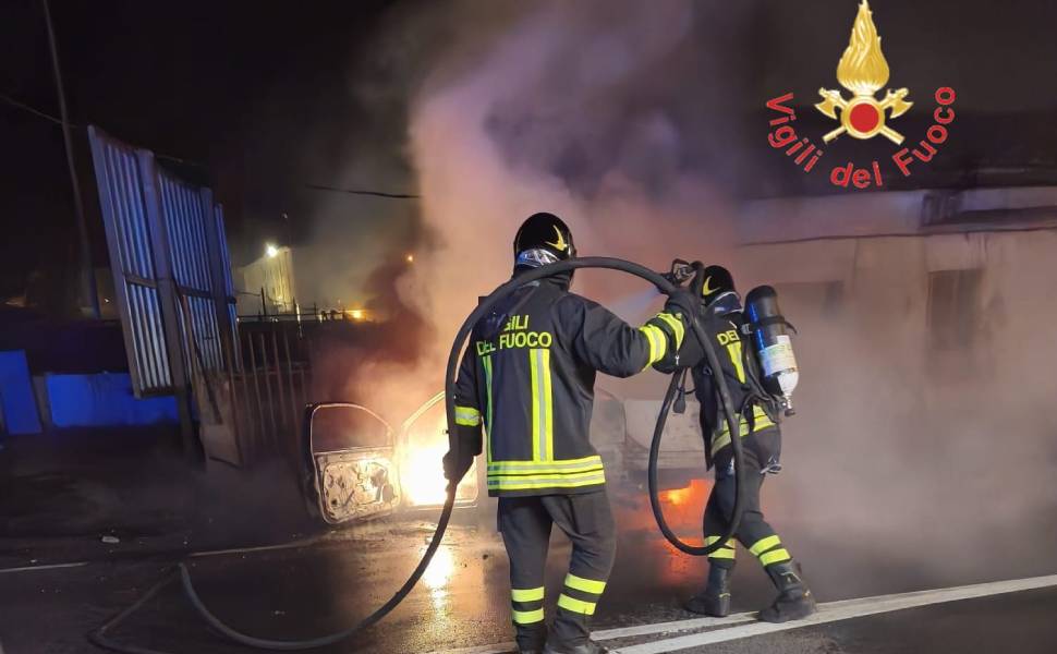 Incidente nella notte: auto prende fuoco, dopo l'impatto contro un muretto 52 Auto impatta e prende fuoco - Catanzaro - Viale Magna Graecia 02