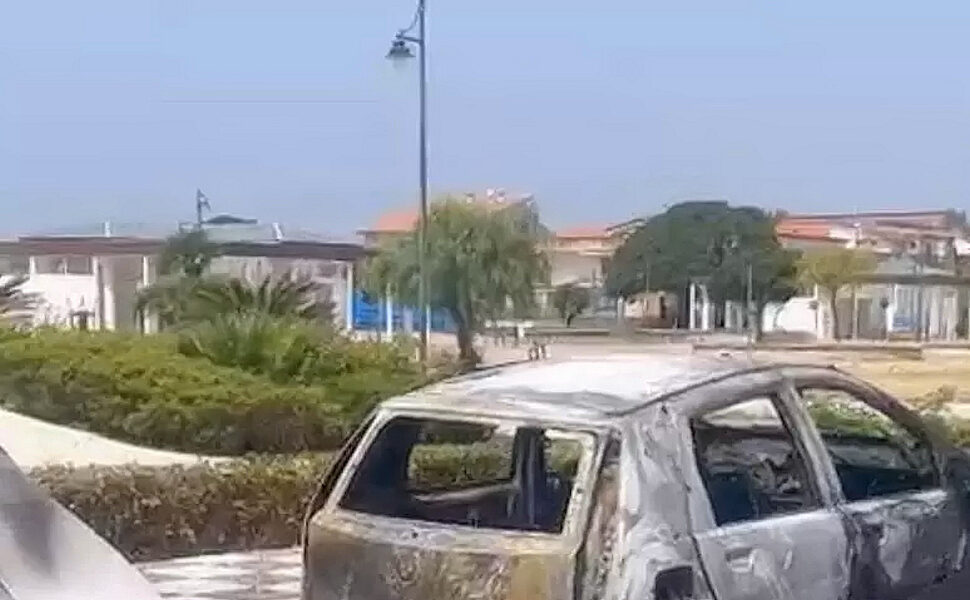 Auto in fiamme Tortora
