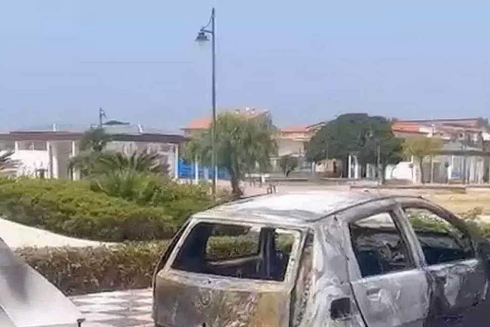 Auto in fiamme Tortora