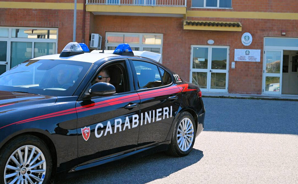 Carabinieri auto denuncia furto boutique