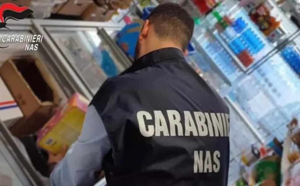 Maxi sequestro del NAS in un supermercato: oltre 500 chili di alimenti e macelleria sospesa 203 Carabinieri NAS supermercato alimenti 01