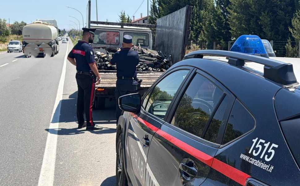 Trasportavano 700 kg di rifiuti pericolosi sulla SS 106: 3 persone denunciate 214 rifiuti pericolosi