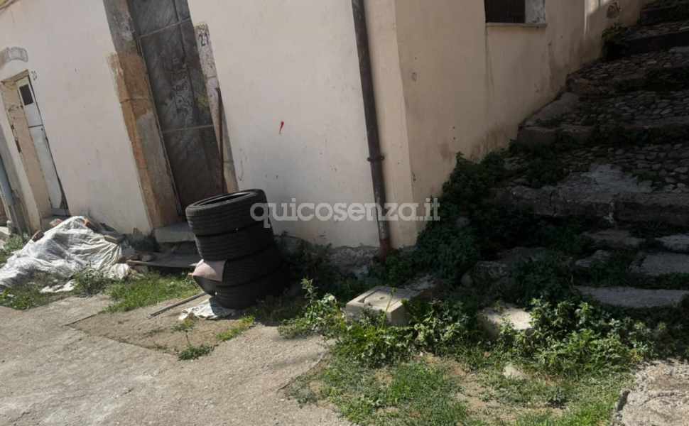 "Sindaco, venga anche a Santa Lucia": residente denuncia il degrado nel centro storico di Cosenza 57 Cosenza degrado Santa Lucia 04