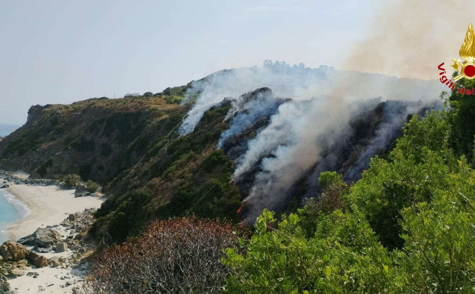 Emergenza incendi in Calabria rogo Zambrone