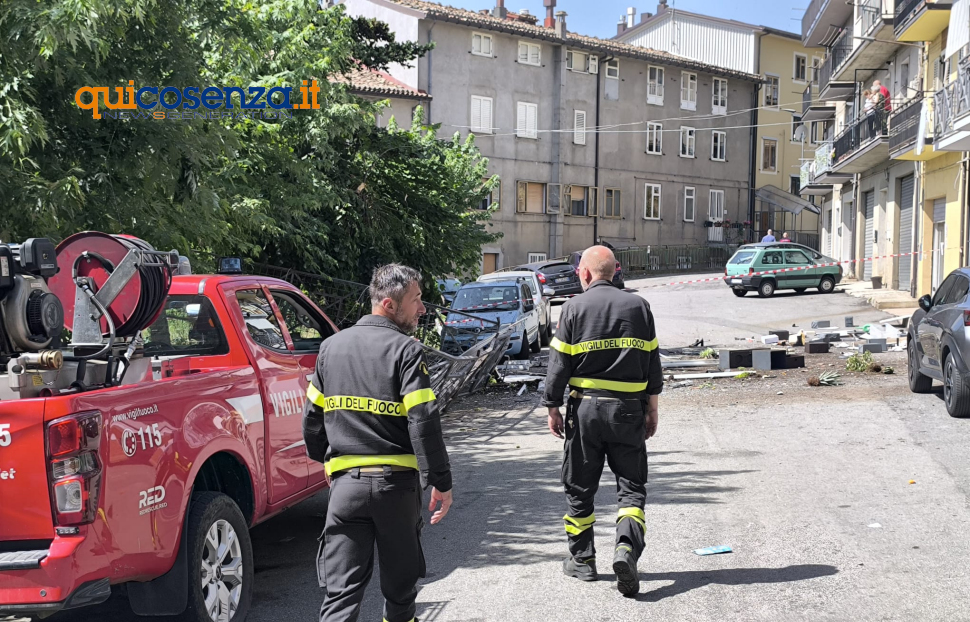 Forte esplosione all'alba a San Giovanni in Fiore: ferite 2 persone, marito e moglie - VIDEO 90 Esplosione San Giovanni in Fiore_01
