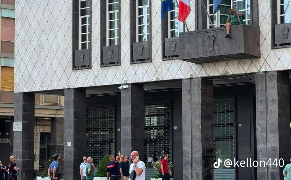 Francesco protesta comune cosenza 01