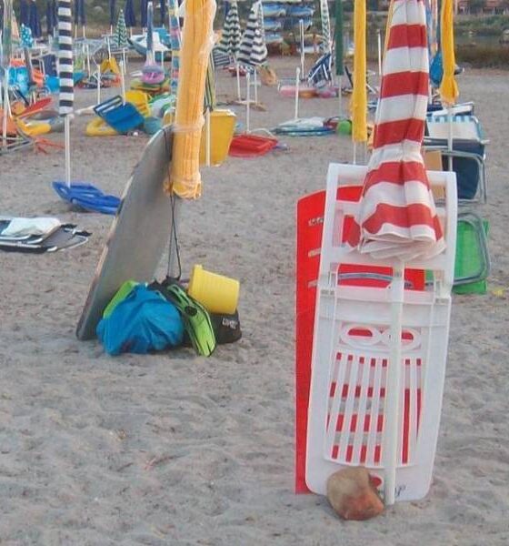Furbetti dell'ombrellone sul Tirreno cosentino: cosa dice la legge e come difendere la spiaggia libera 56 Furbetti ombrellone tirreno cosentino 01
