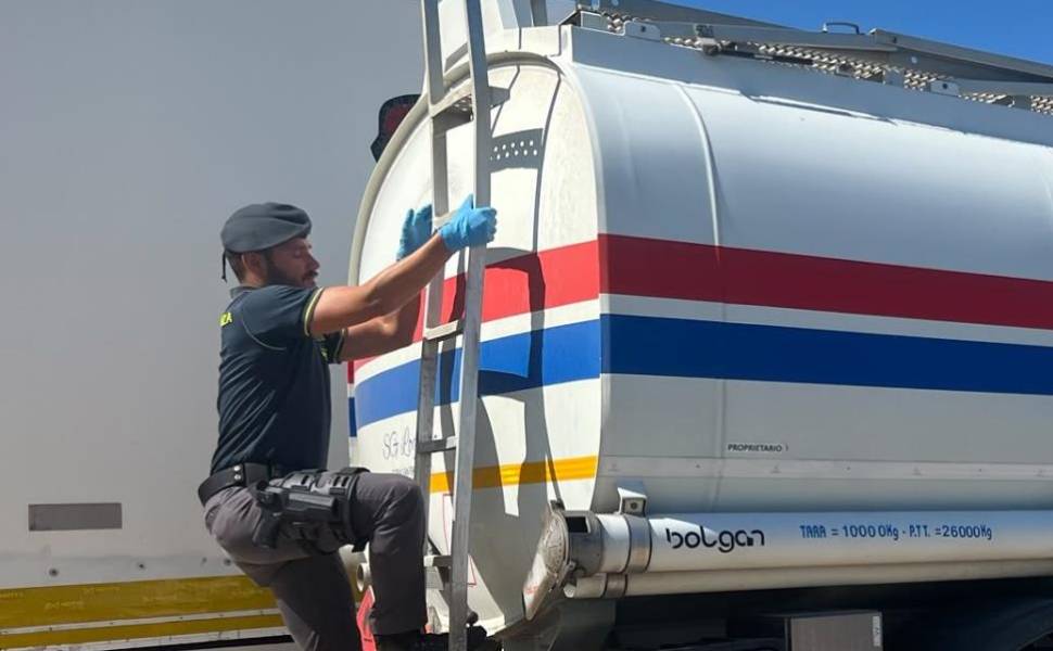 Guardia di finanza sequestro autobotte 02