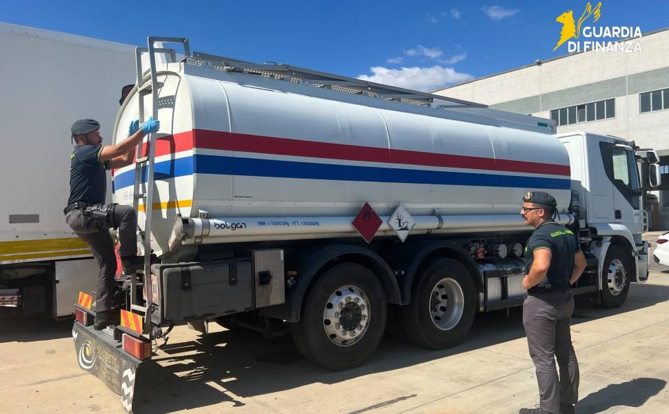 Sequestrata un’autobotte con 7mila litri di gasolio, due denunce 52 Guardia di finanza sequestro autobotte