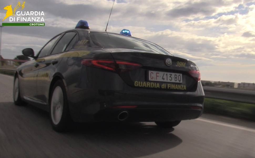 Guardia finanza crotone - sequestro imprenditore impianti elettrici 03