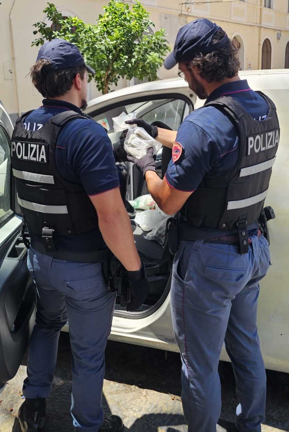 Blitz della Polizia: sequestrato 1 chilo di hashish nascosto in un furgone abbandonato 52 Hashish furgone abbandonato polizia crotone 02