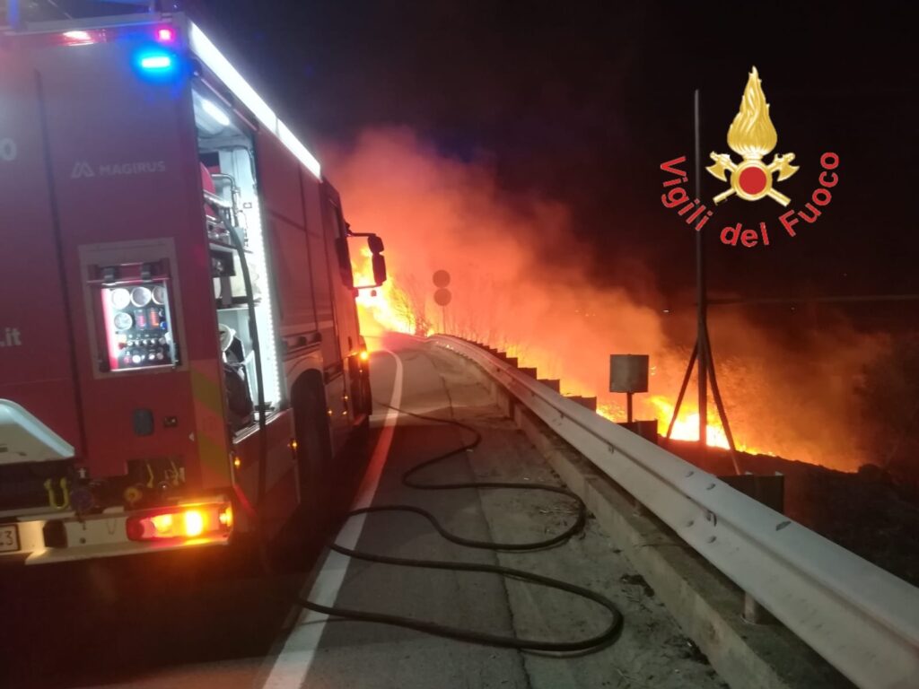 Calabria nella morsa degli incendi: in 36 ore oltre 200 interventi dei Vigili del fuoco 56 INCENDI CALABRIA 5