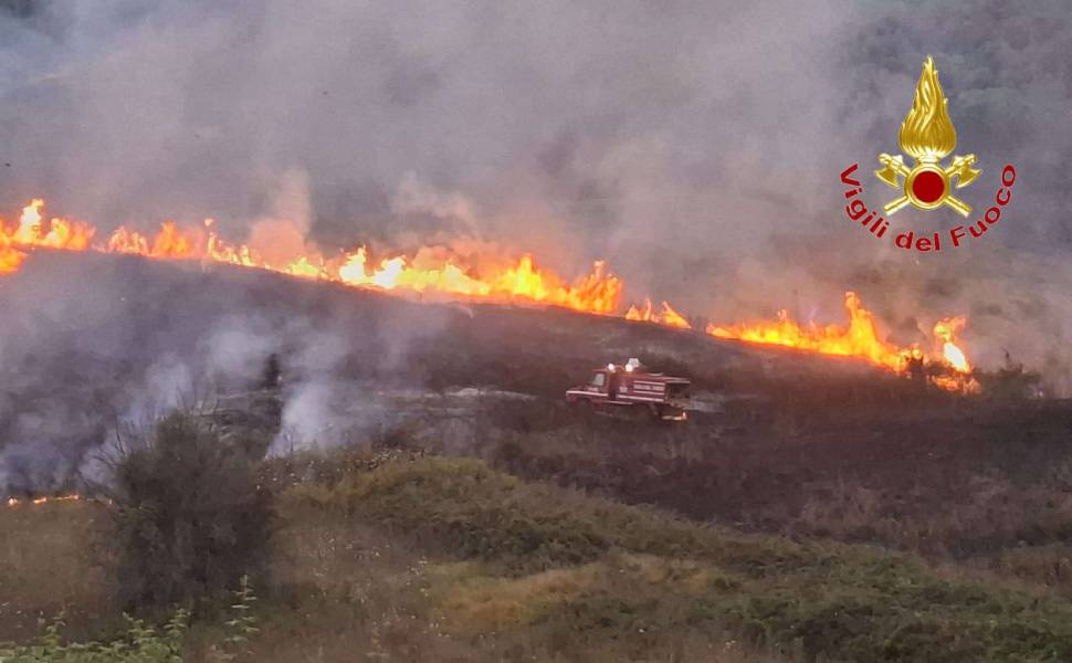Inferno di fuoco: decine di roghi anche in provincia di Cosenza. Incendi senza tregua nel picco del caldo 53 Incendi - Vibonese