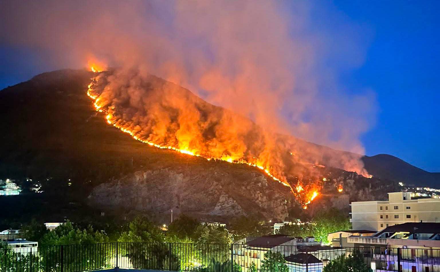 Incendio Monte Vingiolo Praia a Mare 01