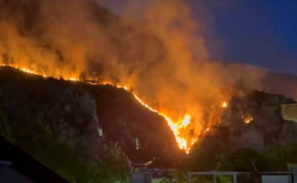 Inferno di fuoco a Praia a Mare: vasto incendio sul Monte Vingiolo, notte di ansia e paura 53 Incendio Monte Vingiolo Praia a Mare 02