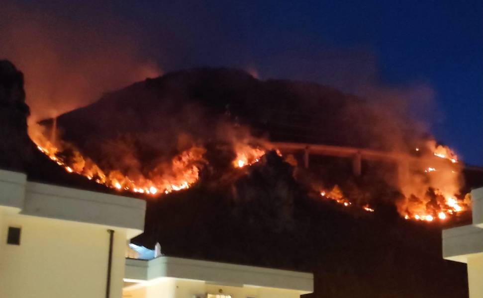 Inferno di fuoco a Praia a Mare: vasto incendio sul Monte Vingiolo, notte di ansia e paura 52 Incendio Monte Vingiolo Praia a Mare 03