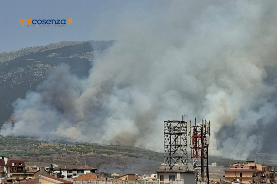 Altra giornata rovente: A Torano superati i 43 gradi, 42 a Cosenza, 33 a Camigliatello in Sila. Mercoledì fine del caldo africano 52 Incendio Pollino