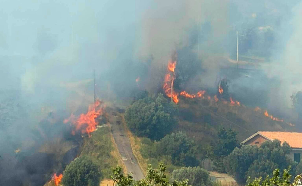 Incendio a Rende fiamme