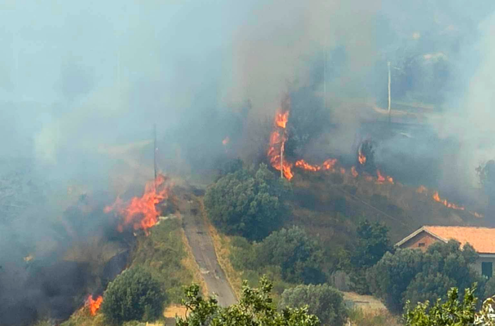 Incendio a Rende fiamme
