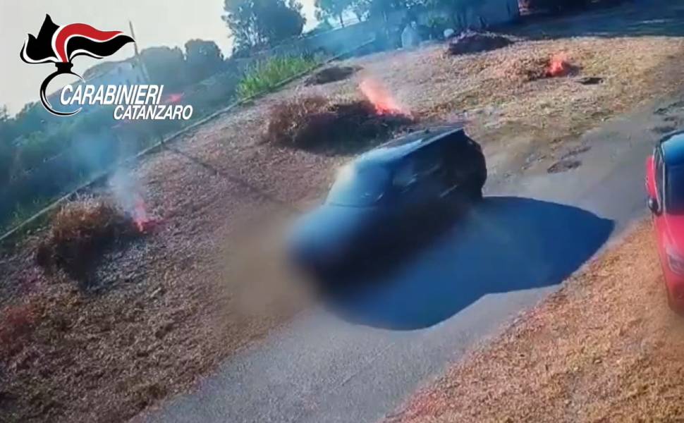 Appicca un incendio vicino ad auto e camper, denunciato 49enne grazie ad un video sui social 52 Incendio montauro video denunciato 49enne 01