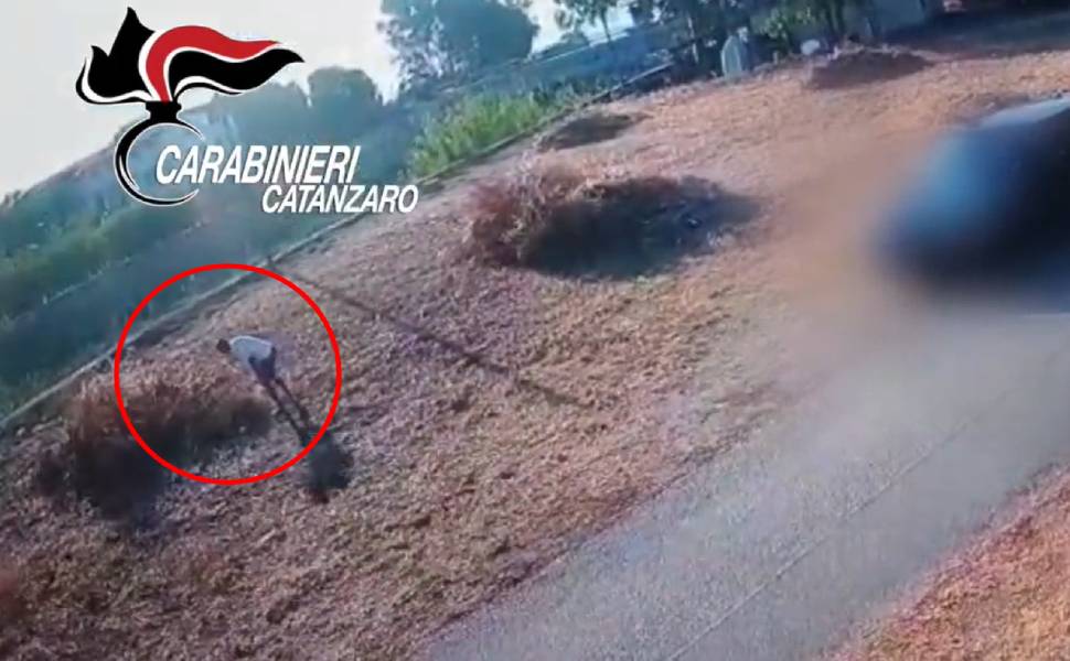 Appicca un incendio vicino ad auto e camper, denunciato 49enne grazie ad un video sui social 51 Incendio montauro video denunciato 49enne 04