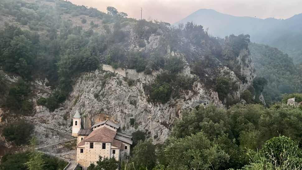 Incendio a Papasidero, fiamme minacciano il Santuario di Santa Maria di Costantinopoli. Interdetto il fiume Lao 52 Incendio Papasidero Papasidero 2