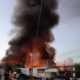 Maxi incendio in un impianto di stoccaggio rifiuti: colonna di fumo nero visibile a chilometri di distanza 52 Incendio_impianto_rifiuti