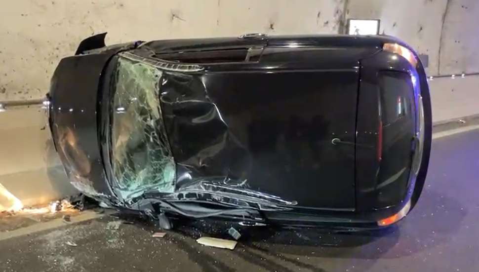 Ennesimo incidente sulla SS 106, auto si ribalta in galleria: un ferito 52 Incidente SS106 Catanzaro 2