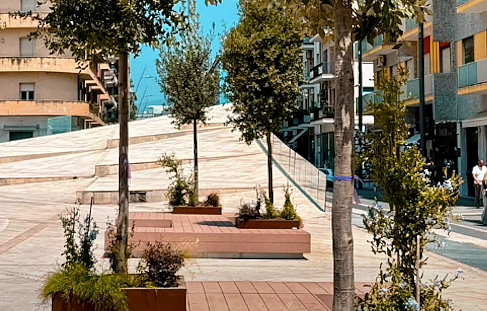 Cosenza, completata l’installazione delle 3 Isole Harris a Piazza Bilotti: oasi verde e design contemporaneo 52 Isole Harris Piazza Bilotti