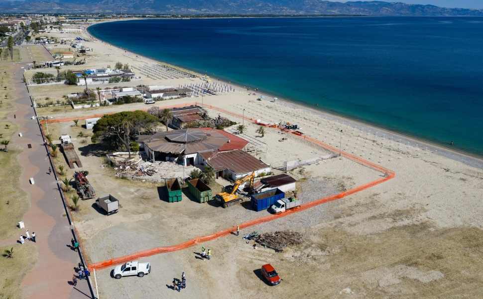 Schiavonea, avviata l'ultima demolizione su un'area di 2500 m²: è quella dell'ex lido "Scarafaggio" 52 Lido Ex Scarafaggio demolizione