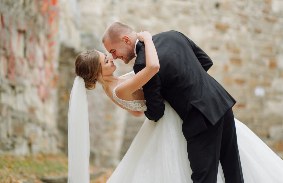 Matrimonio a fine luglio? Come essere impeccabili senza soffrire le alte temperature 51 Matrimonio sposa e sposo