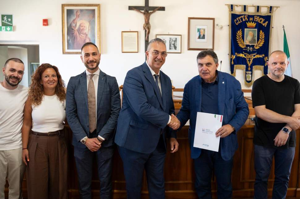 Paola, il Comune contro l'emigrazione dei giovani: siglata l'intesa per costruire una rete per il lavoro e l'impresa 53 Paola siglato accordo lavoro