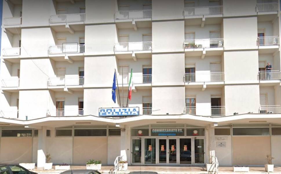 Controlli della Polizia a Paola, 2 persone arrestate: droga, un fucile e anche "penna-pistola" 52 Polizia Paola