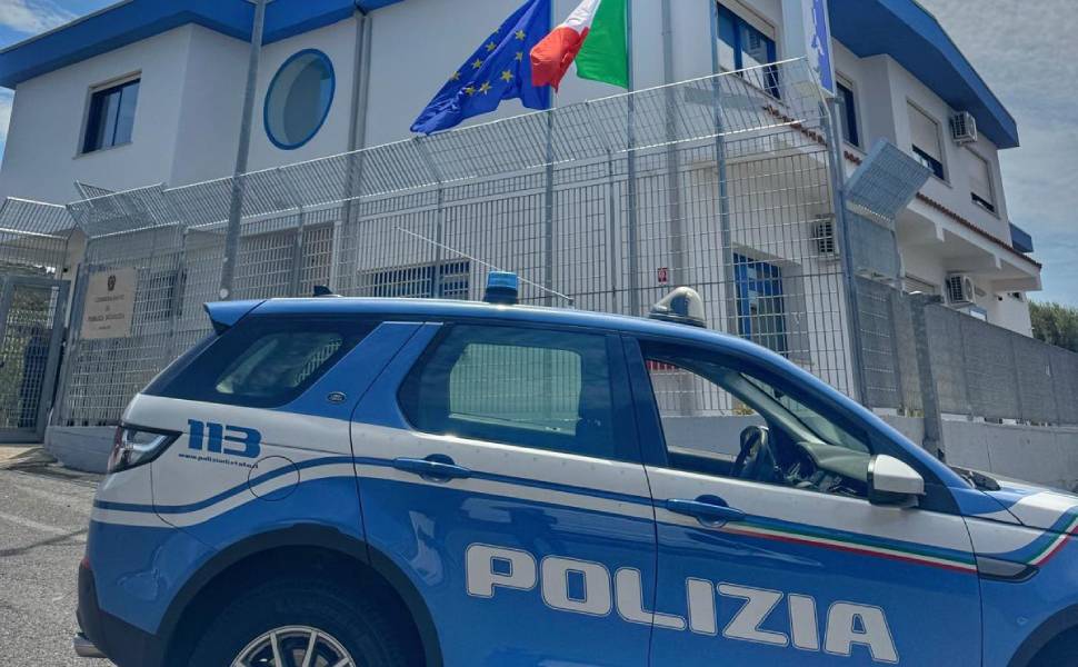 Scalea, blitz antidroga della Polizia: arrestato con 300 grammi di marijuana pronta allo spaccio 101 Polizia commissariato Diamante - marijuana scalea
