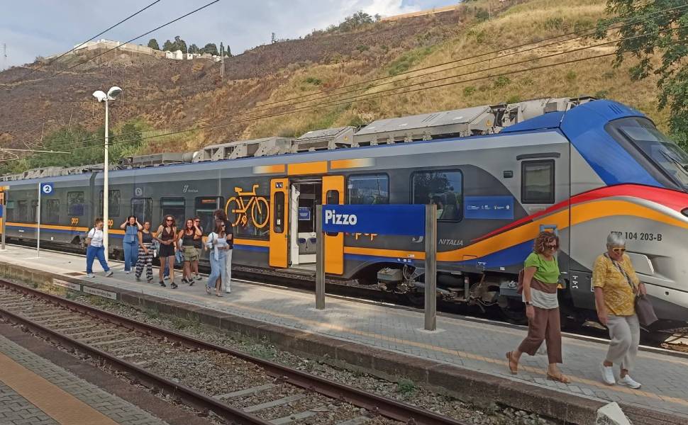 Scoprire la Calabria in treno: tre itinerari RailTour 2026 per il turismo sostenibile 223 RailTour itinerari turistici treno - Pizzo stazione
