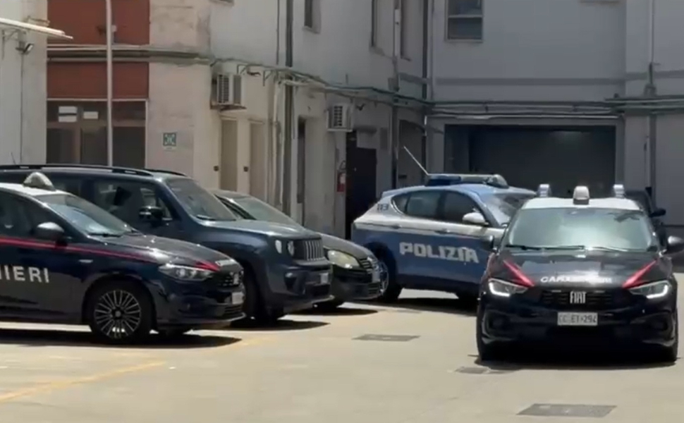 Maxi blitz antimafia e 79 indagati: 2 ricercati si presentano spontaneamente alle autorità 51 Ricercati Polizia Carabinieri 79 indagati