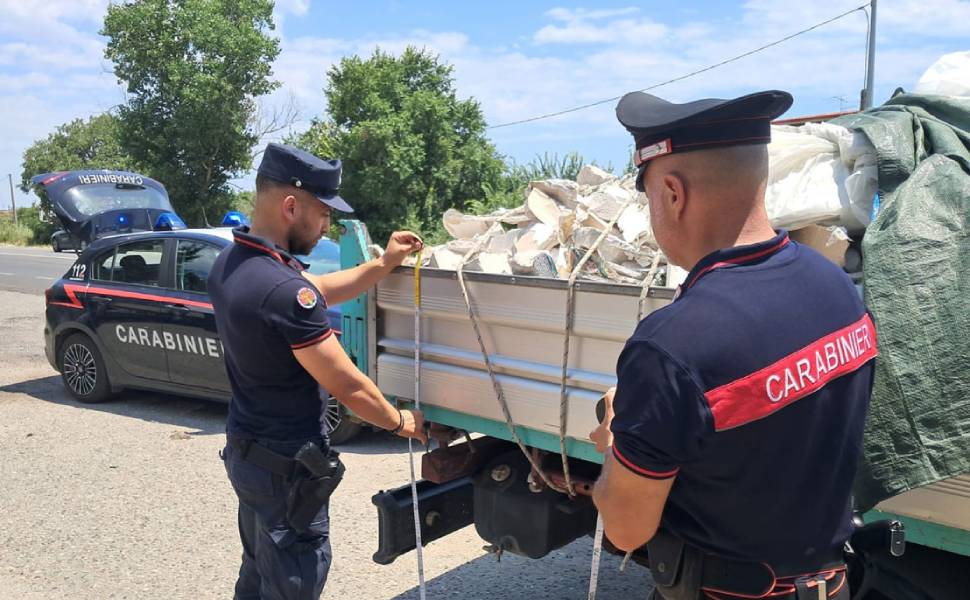 Rifiuti edili: sequestrato un autocarro con 15 quintali sulla Statale 106, denunciato un 42enne 234 Rifiuti edili autocarro carabinieri 106