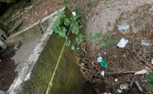 La vergogna dell'estate: lo sfregio di rifiuti e discariche a cielo aperto, dalla 107 alla Crocetta 55 Rifiuti discariche vecchia strada Crocetta 04